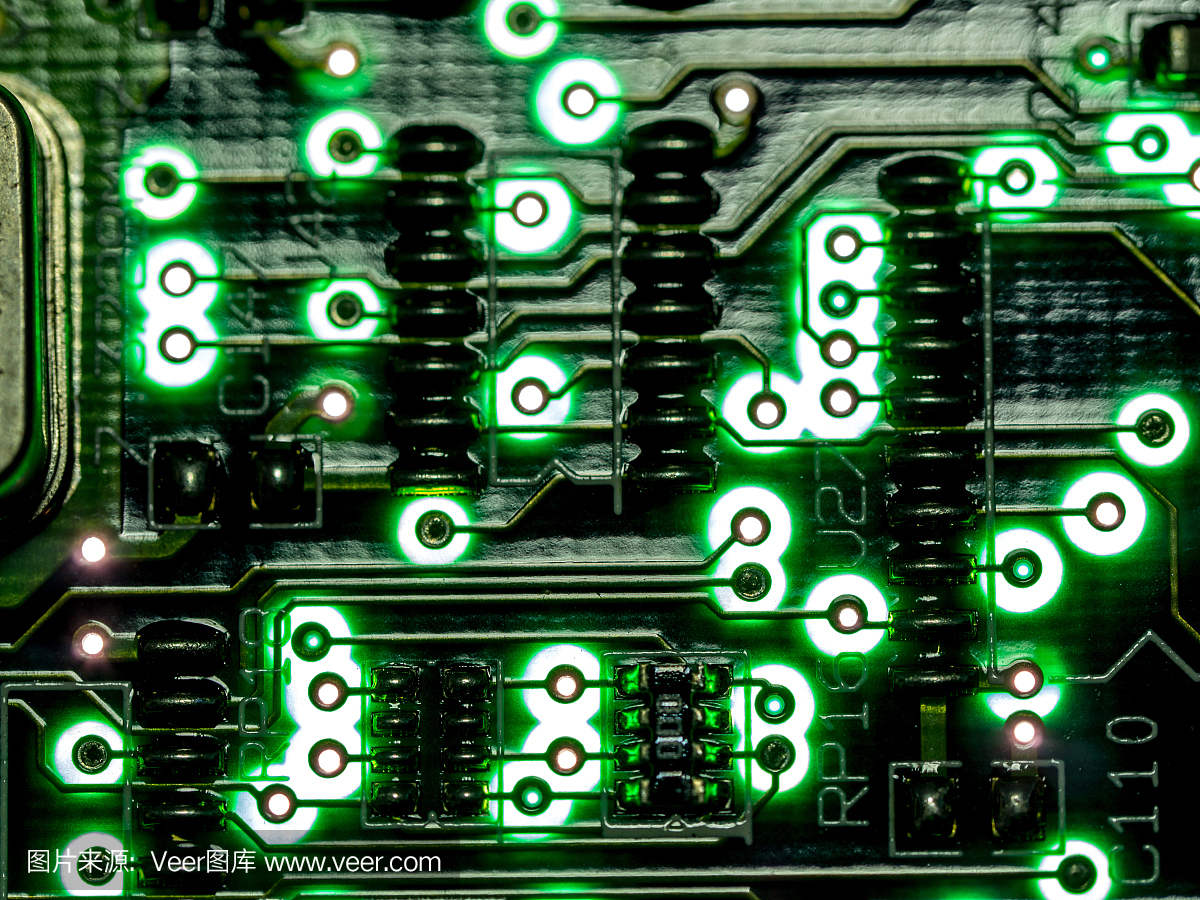 抽象背景,闭合绿色电路板。电子计算机硬件技术。电脑主板的背景。综合通信处理器。信息工程组件。